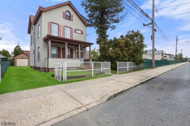 Building Photo - 100 Linden St Rental