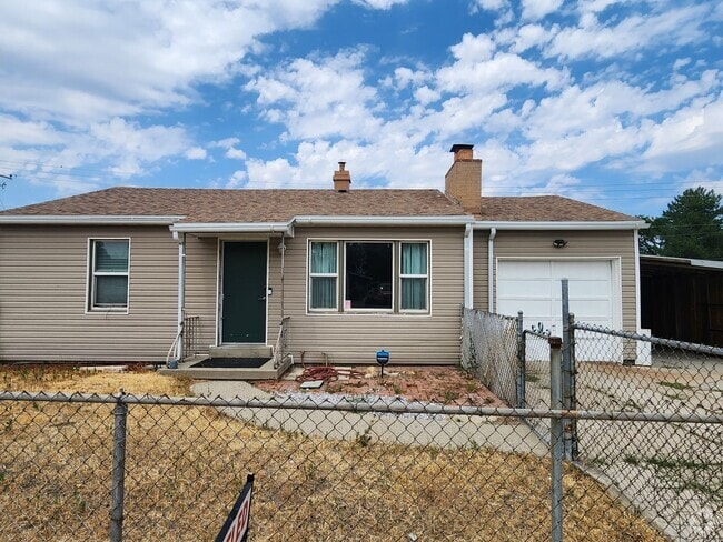 Building Photo - Darling remodeled 2 bdrm house w/ fenced y...