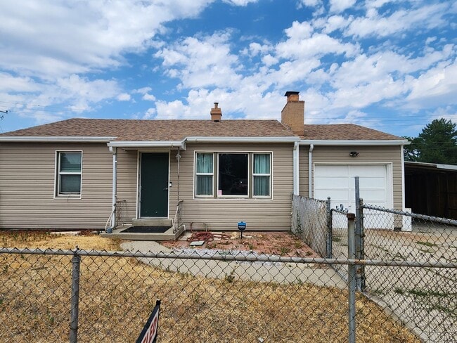 Darling remodeled 2 bdrm house w/ fenced y... - Darling remodeled 2 bdrm house w/ fenced y...