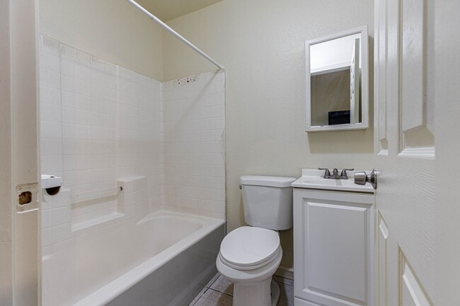 Photo - 536 W 10th St Unit #3