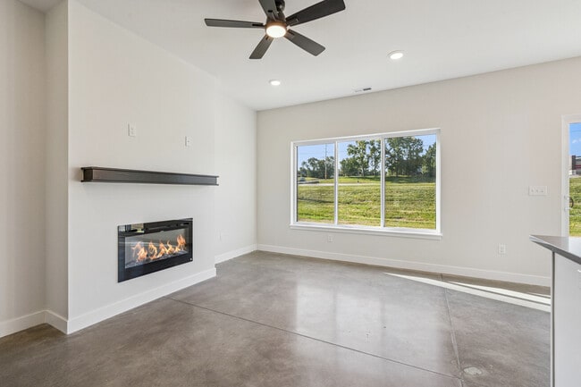Photo - 602 Creekside Ln