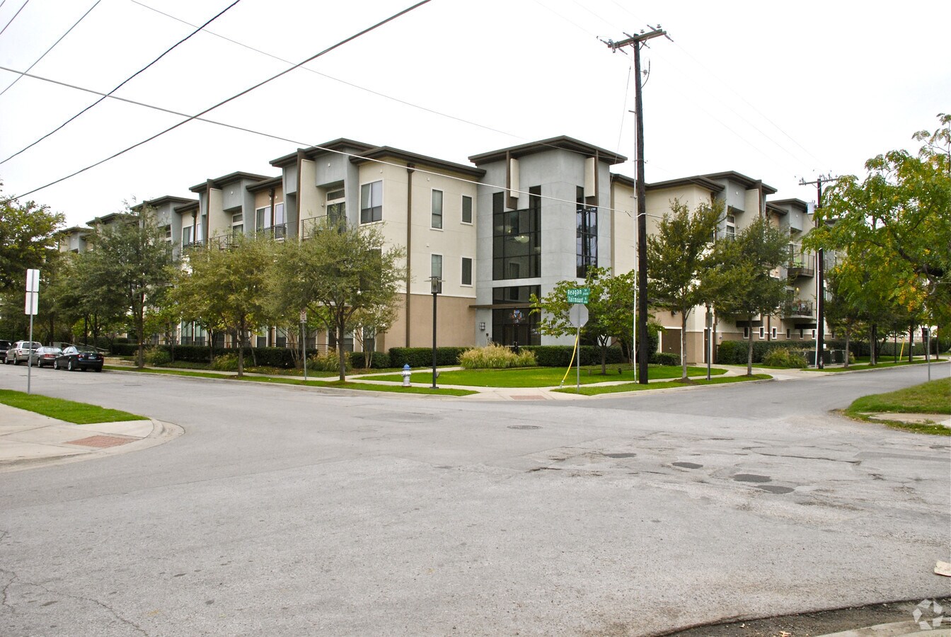 Photo - 2525 Reagan St Apartments