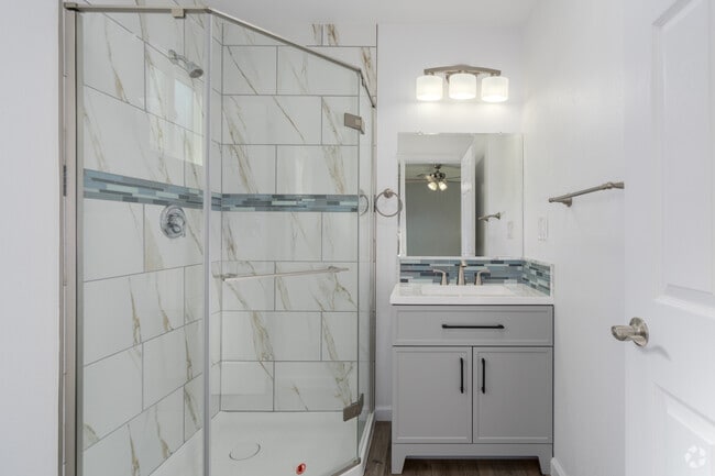 2BR, 2BA - 780SF - Second Bathroom
