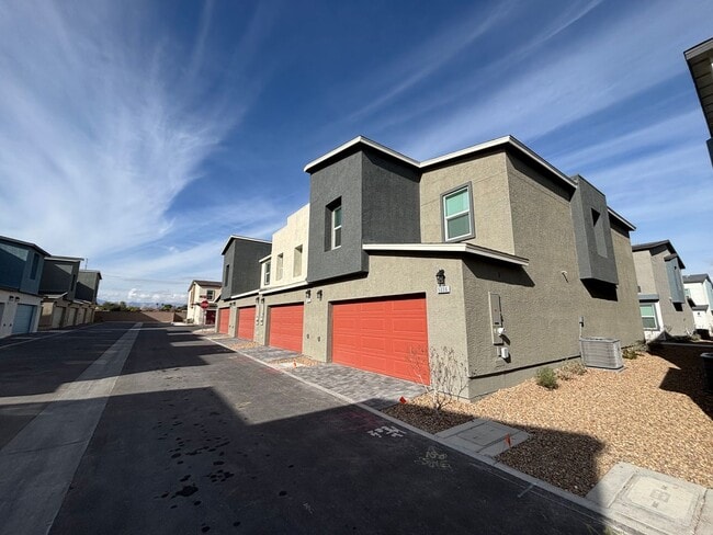 Building Photo - Charming 3Bed/2.5Bath/2Car Townhouse located in Northwest Las Vegas - Make the Move for Less: $30...