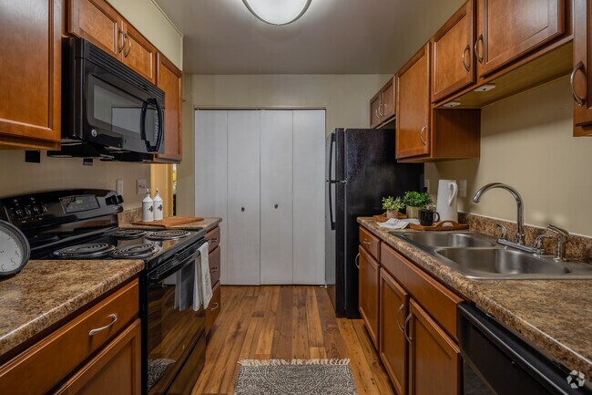2BR, 2BA - 1,038SF - Kitchen