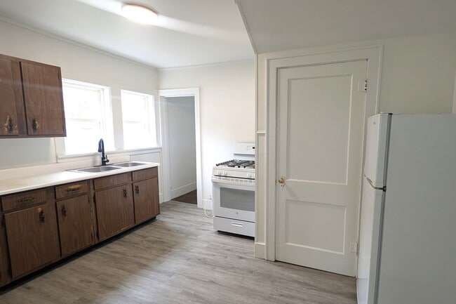Photo - 2700 Baker St