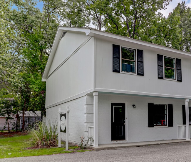 Building Photo - 1618 Poinsettia Rd Unit 6