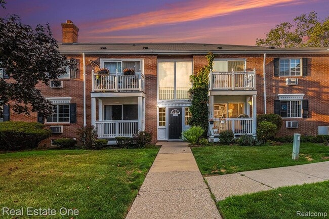 Building Photo - 2420 Parmenter Blvd Unit 206