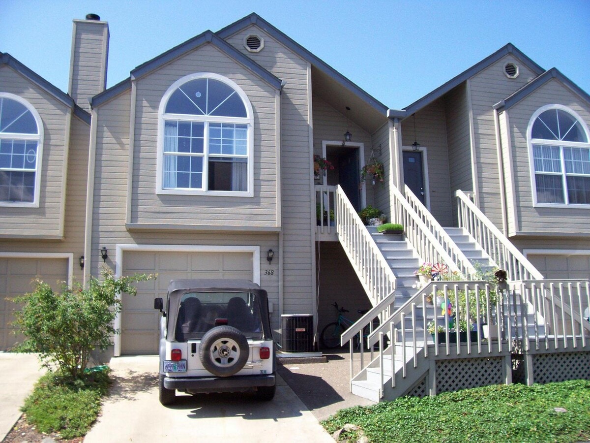 Two bedroom, two bath Ashland Townhome | A... - Two bedroom, two bath Ashland Townhome | A...