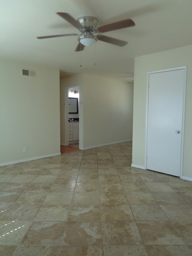 Photo - 607 E Utica Ave Unidad 607 E Utica #3