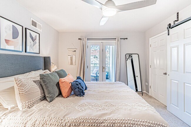 Photo - Vibrant 2 Bed 1 Bath Condo with Reserved S... Unidad 207