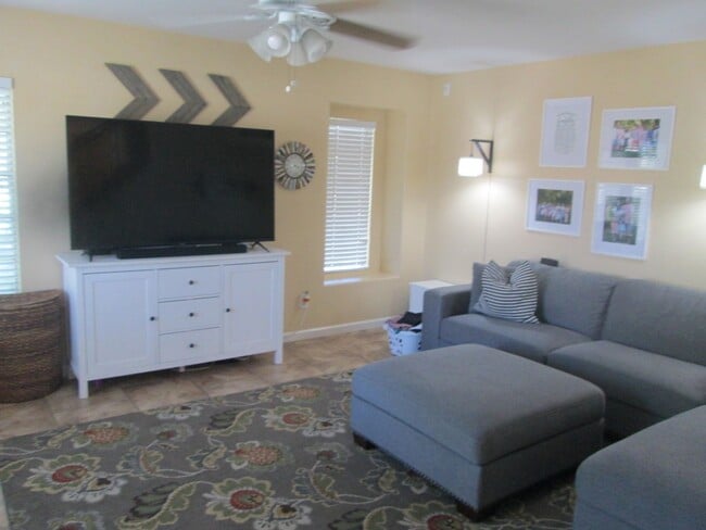 Photo - 3 bedroom Townhome in Green Valley availble June 1