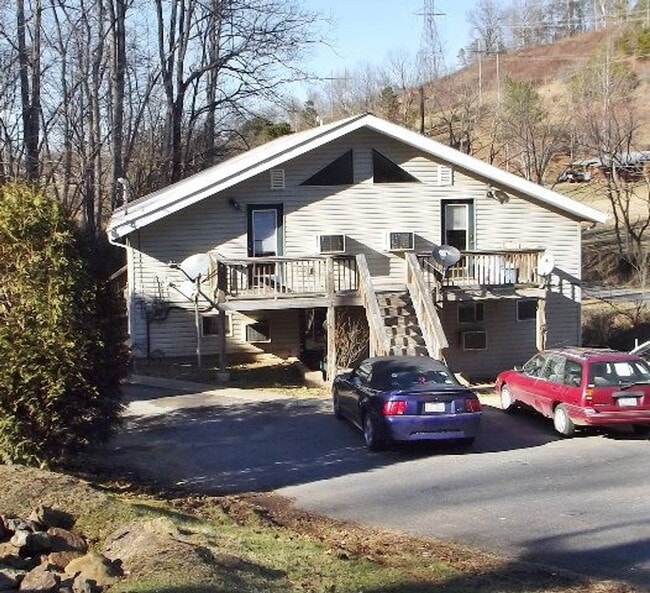 Building Photo - 1 br 1 ba 2 miles from WCU