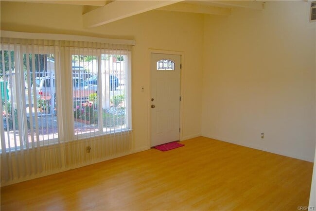 entrada - 6818 Rhea Ave