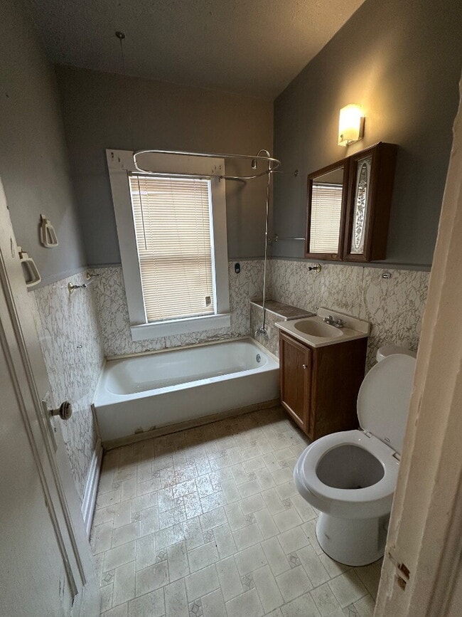 Renovated 2 Bedroom Apartment with Classic Character & Spacious Layout
