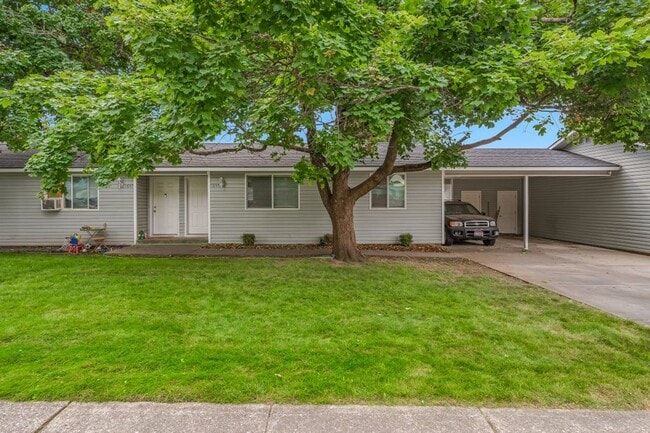 Building Photo - 2 bed 1 bath Rancher duplex (new flooring ...