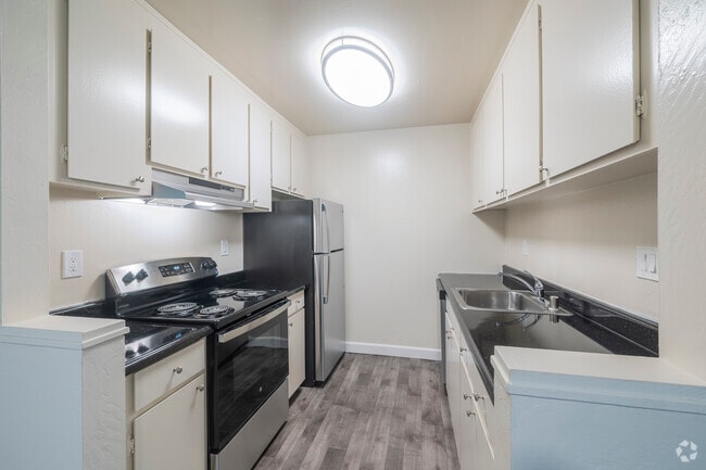 1BR, 1BA - 660SF - Kitchen - Parkway Green