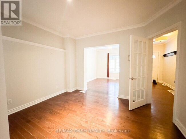 Photo - 1529 Queen St E