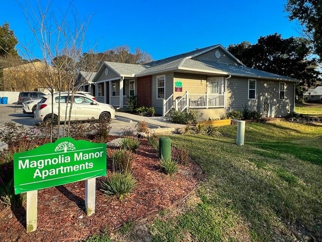 Building Photo - 3911 SW 27th St Unit 8