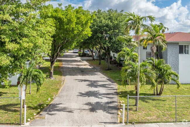 1149-11501 NW 117th St - Entrance - 1149-11501 NW 117th St