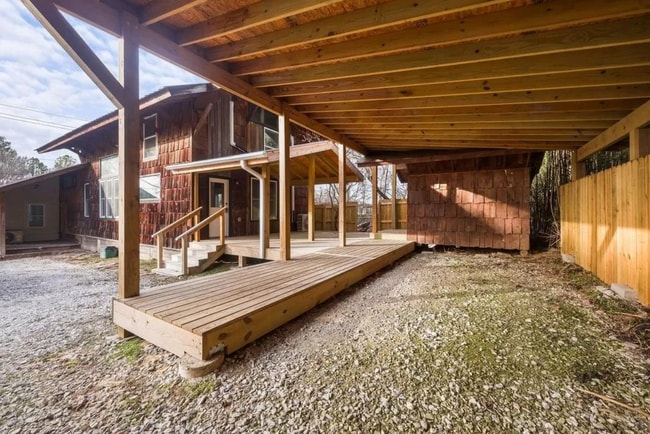 Outdoor - 1732 N Gregg Ave