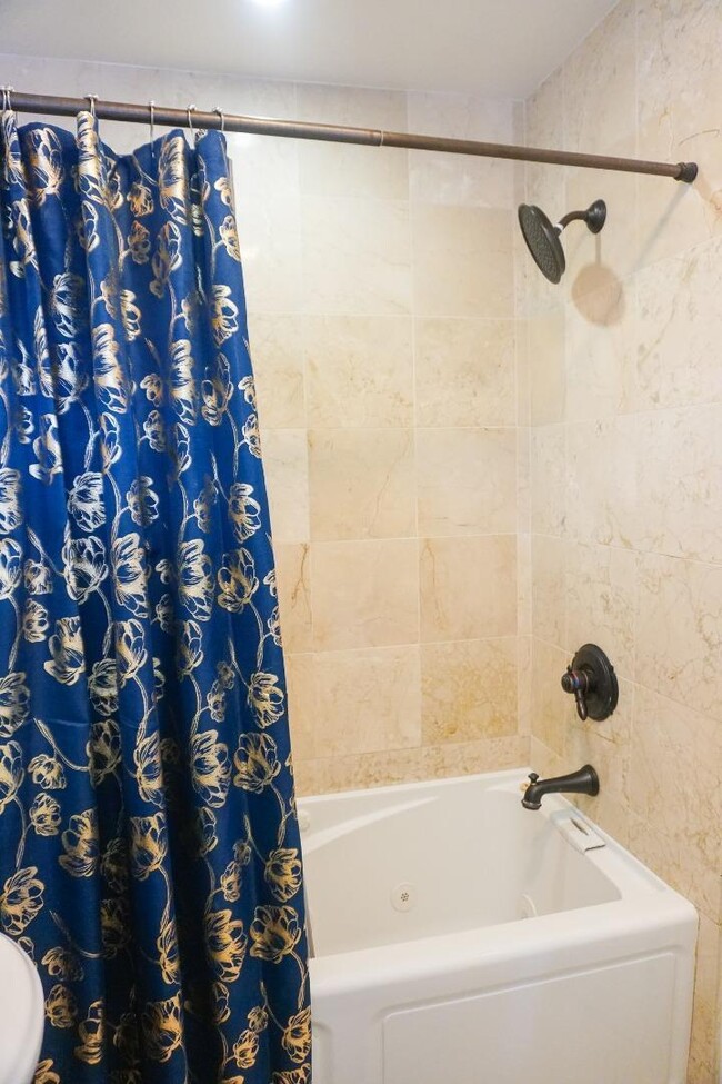 Primary shower bath combo - 929 Reed Ave
