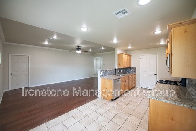 Photo - 120 W Dogwood St