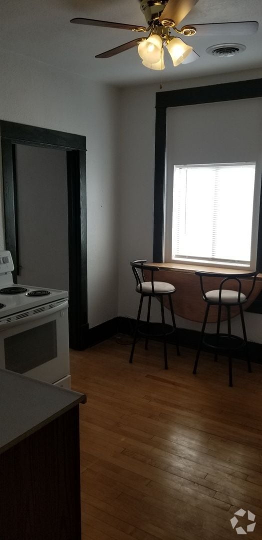 Building Photo - 2 bed, 1 bath apartment