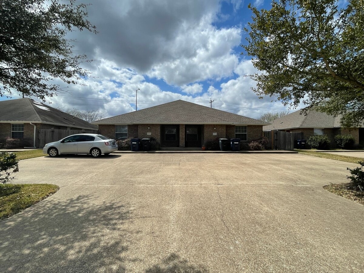 Photo - College Station - 3 Bedrooms / 3 bath Duplex on Oldenburg