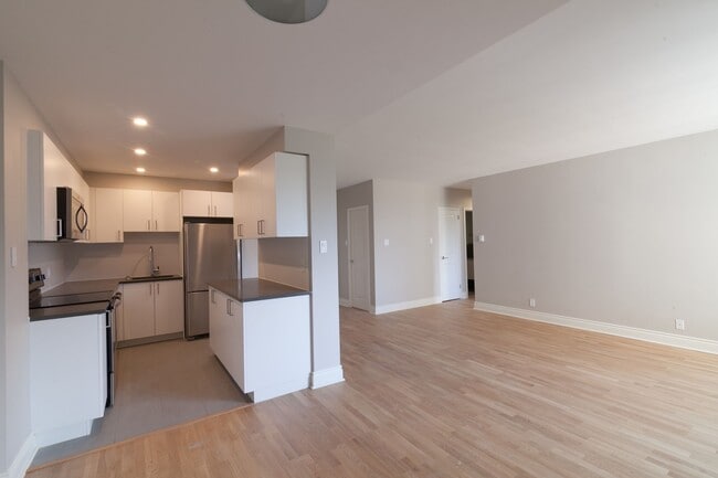 Building Photo - 4555 Av. Bonavista Unit 908