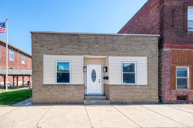 Building Photo - Grand Ave Duplex Unit Grand Avenue Duplex- Front Rental