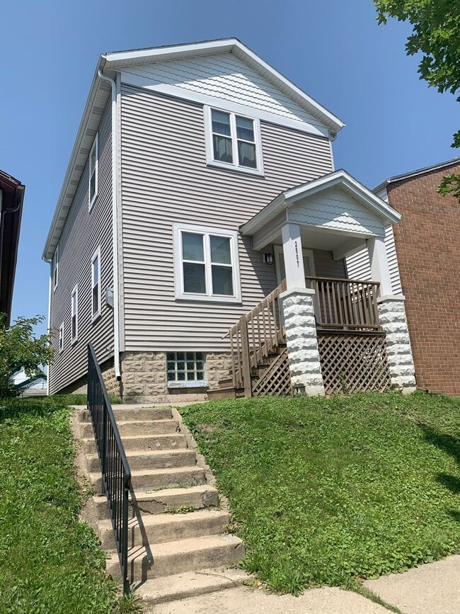 Building Photo - Bayview 2-bedroom loft style house, hardwood floors, AC, parking, fireplace