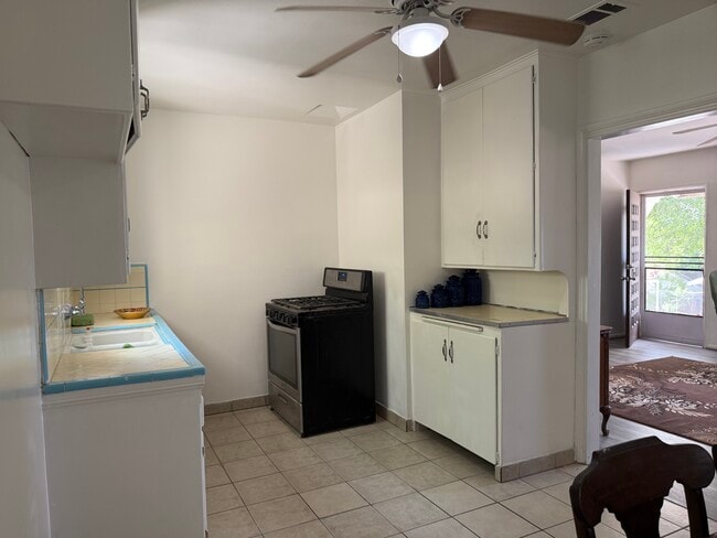 Cocina - 10324 Hillhaven Ave