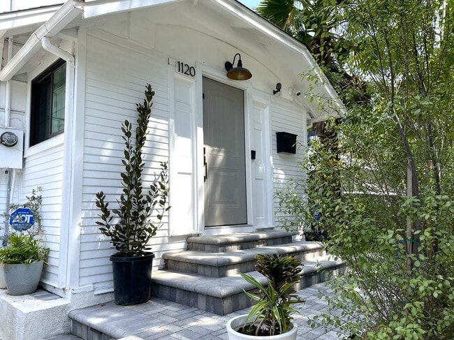 Building Photo - 1120 S Barrington Ave Rental
