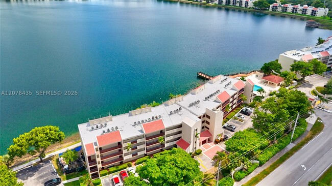 Building Photo - 114 Lake Emerald Dr Unit 409