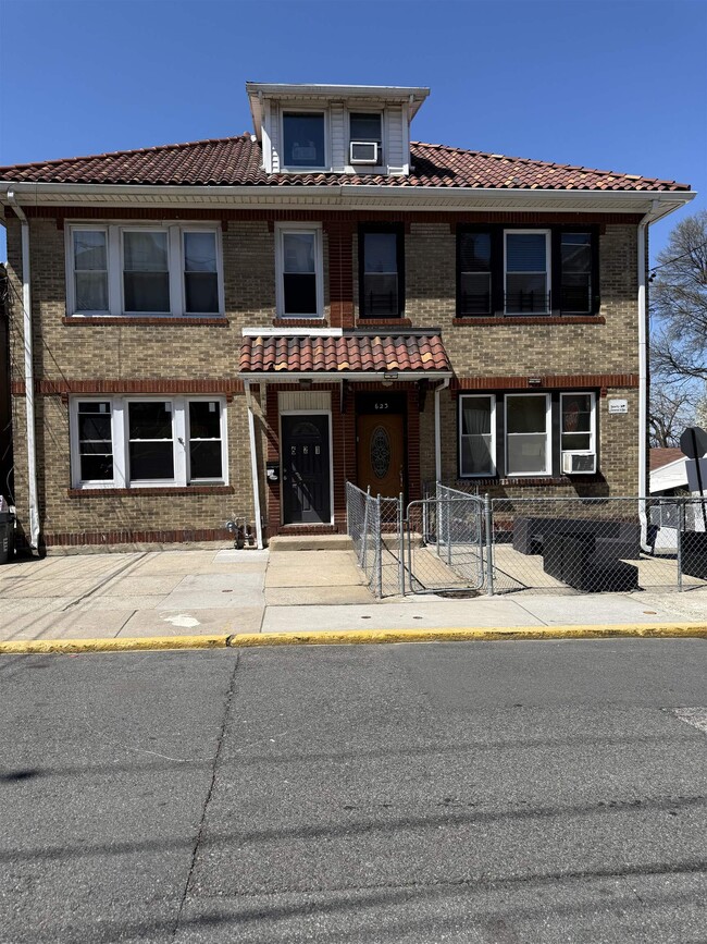 Building Photo - 621 Columbia Ave Rental