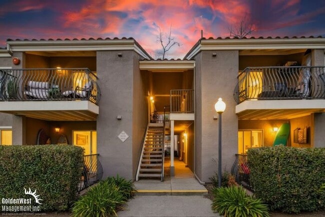 Building Photo - Cozy 1Bdm 1Ba Top-Floor Condo with Community Pool in La Jolla!