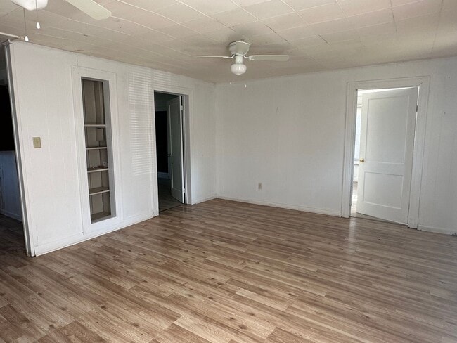 Photo - 2 bedroom, 1 bathroom home available in La...