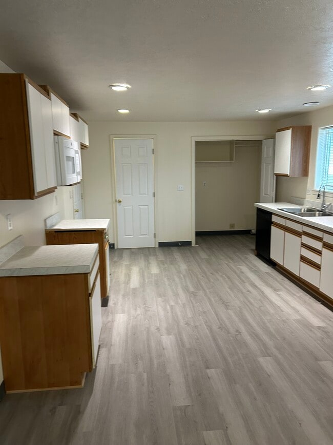 Photo - 933 NW Cains Rd