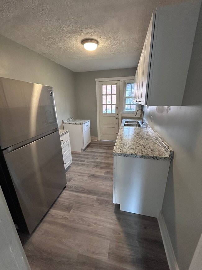 Building Photo - Available Now! | Fully Remodeled 2 Bed, 1 ... Unit 4903 #1