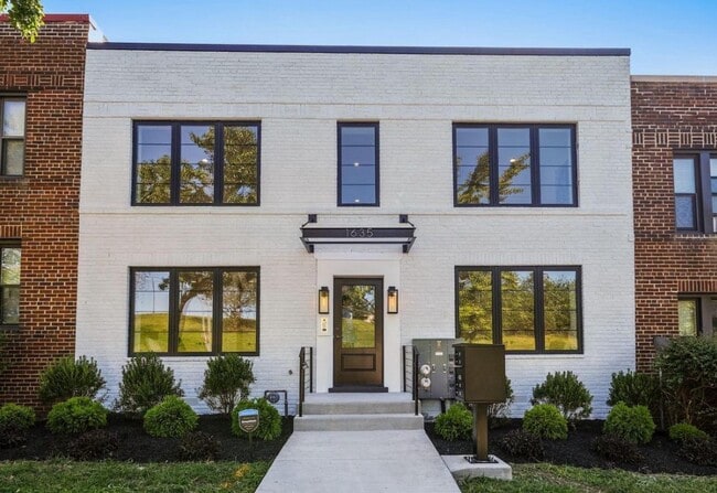 Building Photo - 1635 Holbrook St NE Unit #4