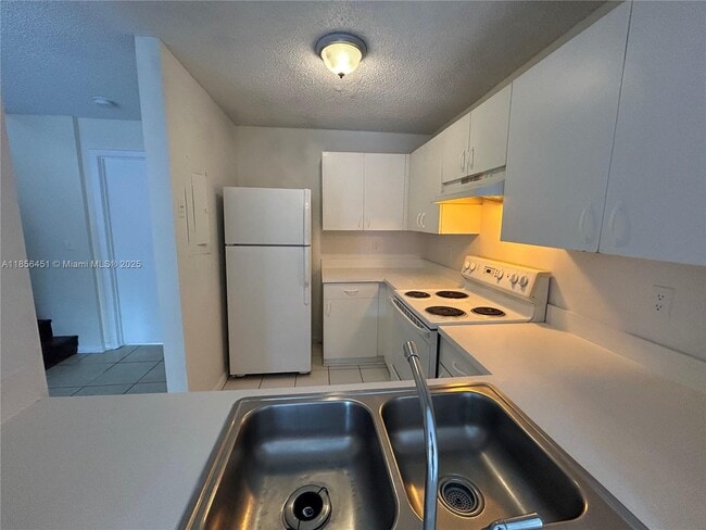 Photo - 910 Cypress Way E