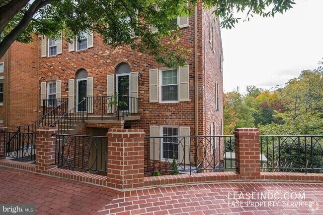Building Photo - 3299 Sutton Pl NW Unit #D Rental