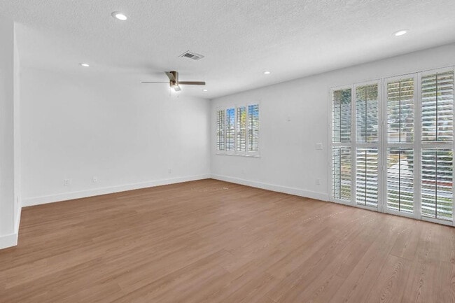 Photo - 4945 Fulton St