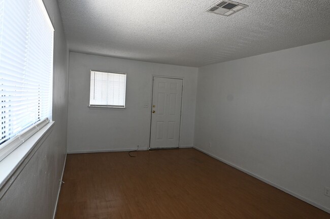 Photo - 2 Bedroom Apt- Downtown -  NO PETS Unidad D