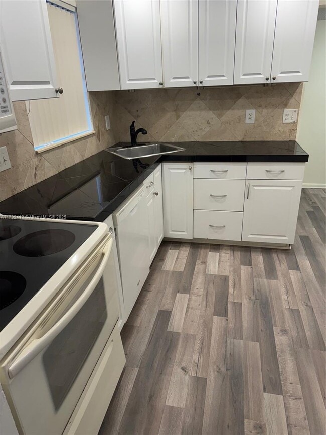 Photo - 3100 Riverside Dr Unit 305