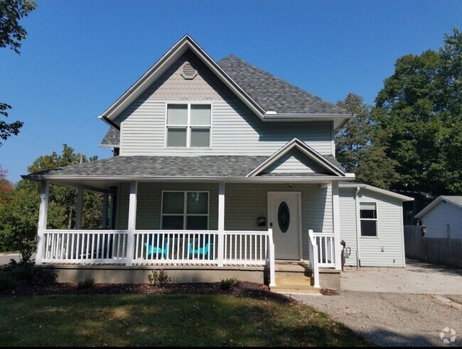 Fully furnished! Available for rent end of Sept/beginning of Oct through 1st week of May - 503 Chambers St Rental