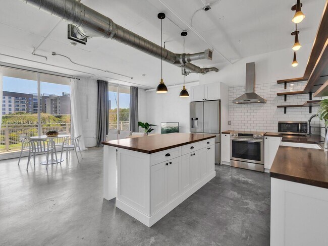 Building Photo - 444 NE 30th St Unit 402 Rental