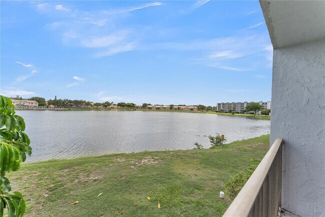 Photo - 8560 N Sherman Cir Unit 208