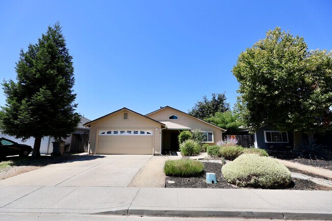 Building Photo - Beautiful Scenic Views! Rental